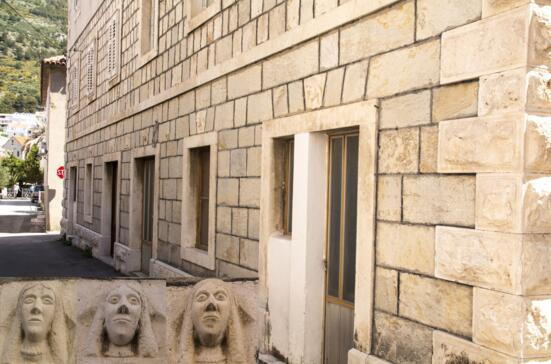 Women's heads