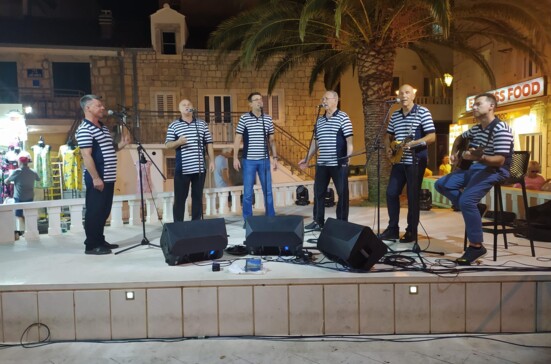 Koncert u Baškoj Vodi - klapa Srdela